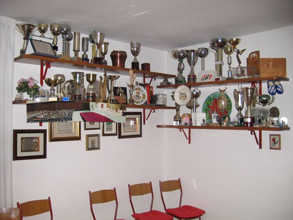 Coppe e riconoscimenti ricevuti dal Coro Costalta - foto archivio Coro Costalta