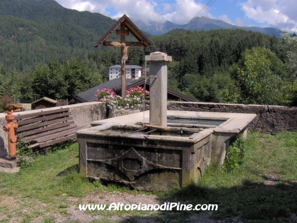 Una fontana ed un crocefisso nella localit� Puel