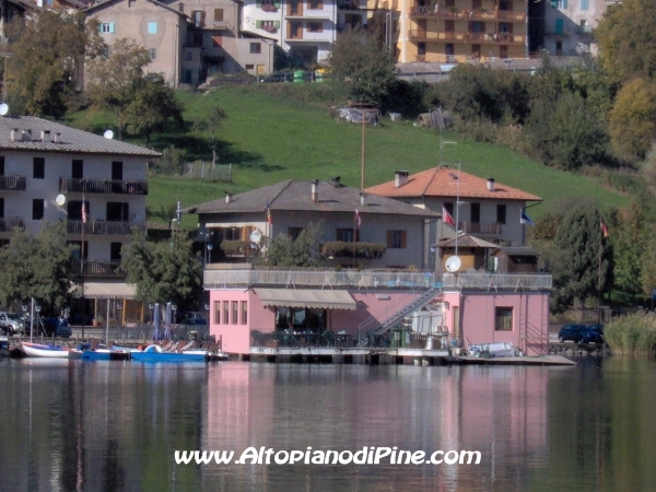 L'imbarcadero riflesso nel Lago della Serraia