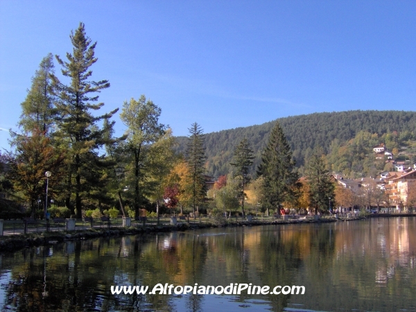 I giardini lungo il Lago della Serraia