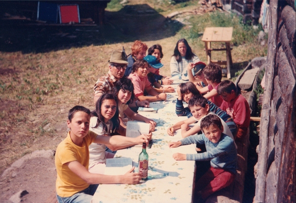 A tavola - foto archivio Parrocchia S.Maria Assunta - Baselga