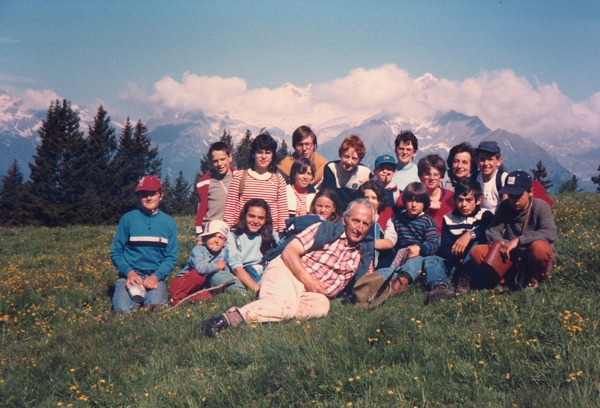 Una foto immersi nel prato - foto archivio Parrocchia S.Maria Assunta - Baselga