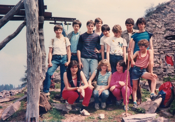 Gruppo di giovani su Costalta - foto archivio Parrocchia S.Maria Assunta - Baselga