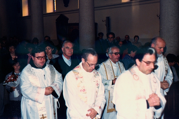 Don Tullio accompagnato all'altare - foto archivio Parrocchia S.Maria Assunta - Baselga