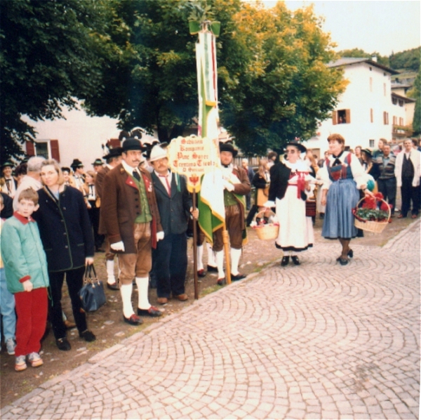 Il saluto degli Schtzen - foto archivio Parrocchia S.Maria Assunta - Baselga