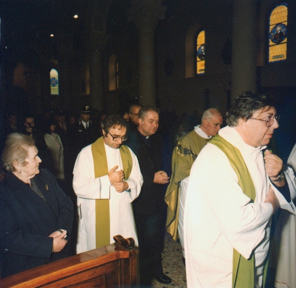 L'ingresso in chiesa di don Silvio Benedetti - foto archivio Parrocchia S.Maria Assunta - Baselga