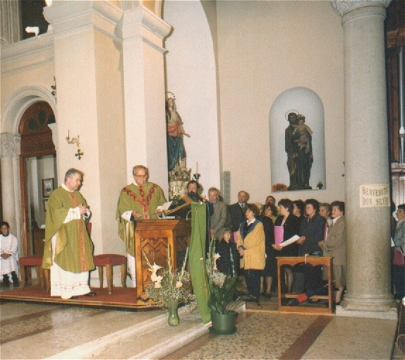 Don Silvio e il coro parrocchiale - foto archivio Parrocchia S.Maria Assunta - Baselga