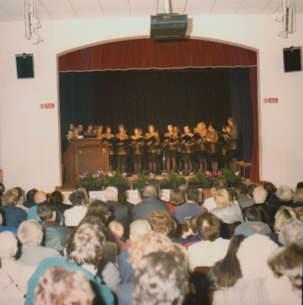 Momenti di festa in teatro - foto archivio Parrocchia S.Maria Assunta - Baselga