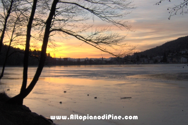 Tramonto sul lago ghiacciato della Serraia