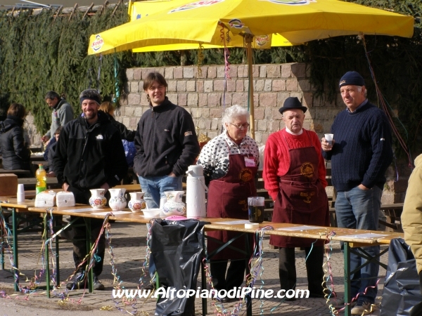 Volontari al lavoro in sagra
