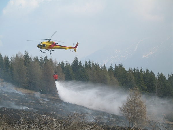 L'intervento dell'elicottero per spegnere l'incendio boschivo