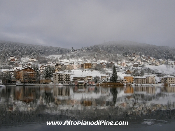 Le sponde del lago della Serraia innevate