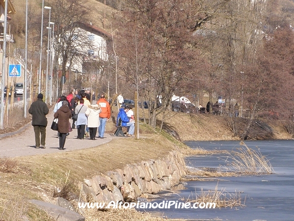 La gente che passeggia nel lungolago