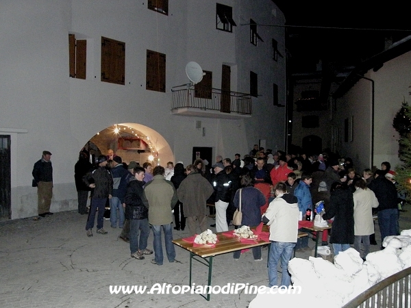 Momenti di festa nella piazzetta dei Conti di Schreck