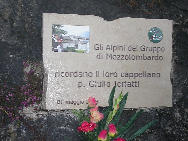 La targa a ricordo di Padre Giulio Ioriatti - foto Bruno Ioriatti