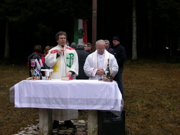 Un momento della Messa concelebrata anche da don Giovanni Avi - foto Bruno Ioriatti