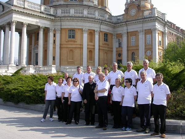Il Coro di Santa Giuliana di Sternigo davanti alla Basilica di Superga
