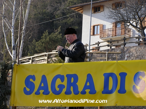 Don Giovanni Avi che scatta alcune foto della festa