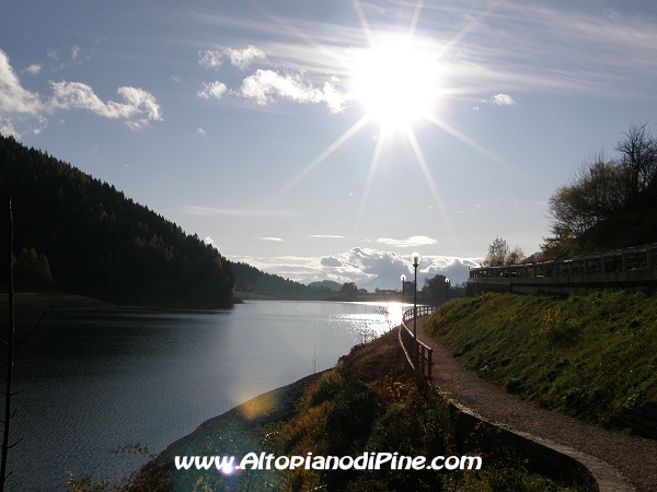 Sole d'autunno riflesso nel Lago delle Piazze