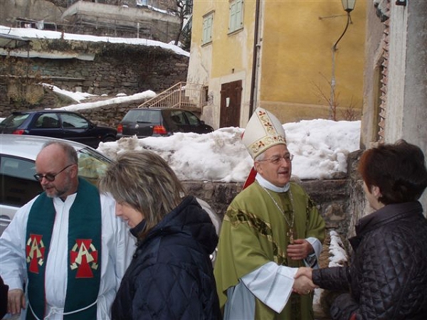 L'Arcivescovo saluta la popolazione di Baselga - foto Mattia