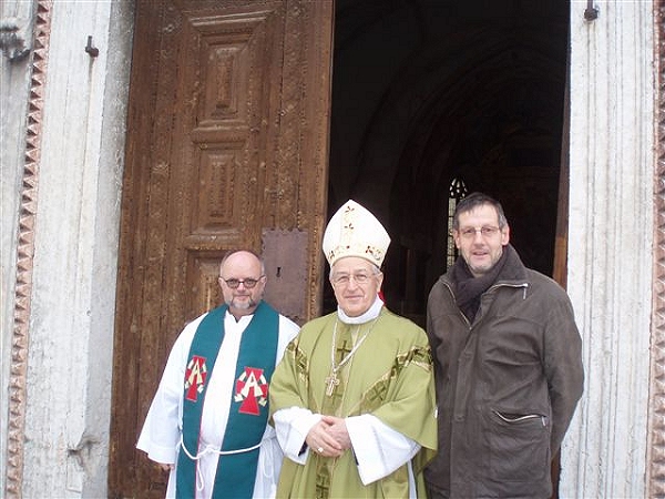 Don Stefano, l'Arcivescovo Bressan e Sergio Bernardi - foto Mattia