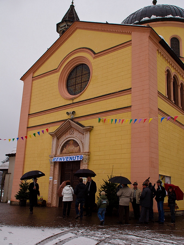 La chiesa addobata a festa per la visita dell'Arcivescovo a Miola - foto Arturo