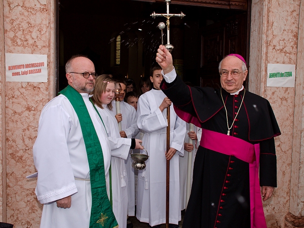 La benedizione dell'Arcivescovo Luigi Bressan - foto Arturo