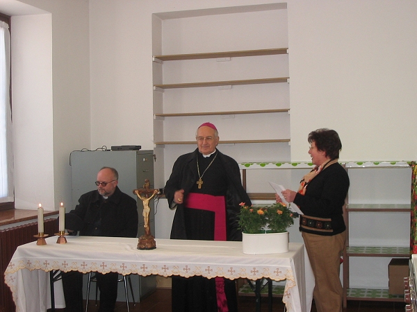 Don Stefano Volani, l'Arcivescovo Luigi Bressan e Aldina Martinelli - foto Luciano