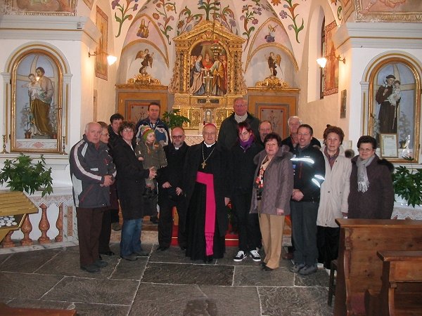 Altra foto di gruppo all'interno della Chiesa di Vigo