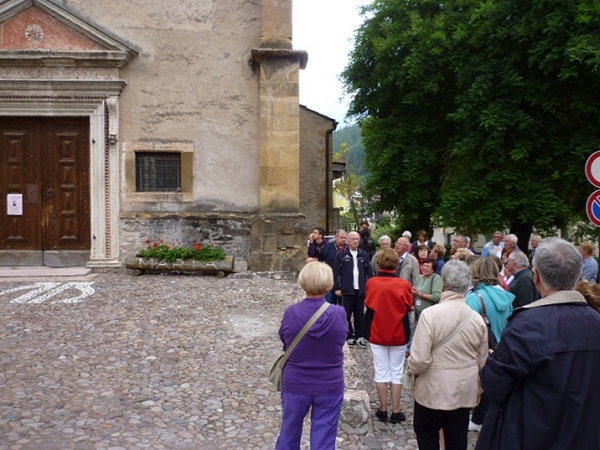 Il folto gruppo partecipante alla visita alla Antica Pieve di Baselga - foto Lucio Visentin 