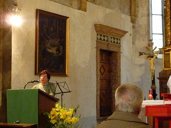 Aldina Martinelli illustra le caratteristiche della Antica Pieve di Baselga - foto Lucio Visentin 