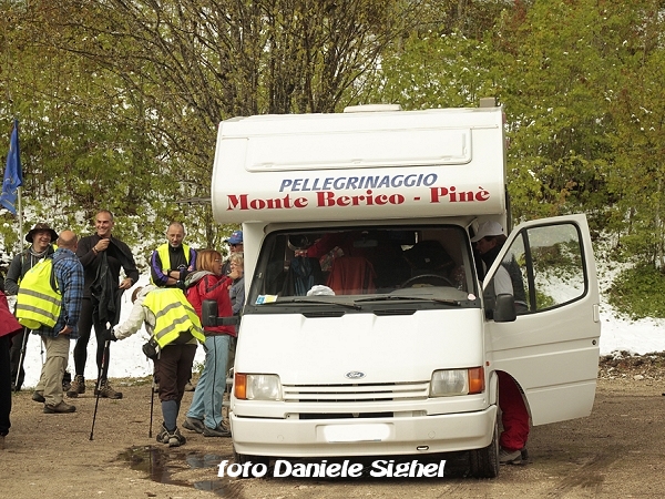 Pellegrinaggio Monte Berico-Piné 2013 - merenda al mattino col camper di appoggio - foto Daniele Sighel