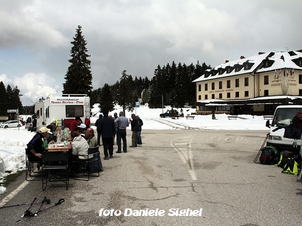 Pellegrinaggio Monte Berico-Piné 2013 - pranzo al passo Vezzena - foto Daniele Sighel