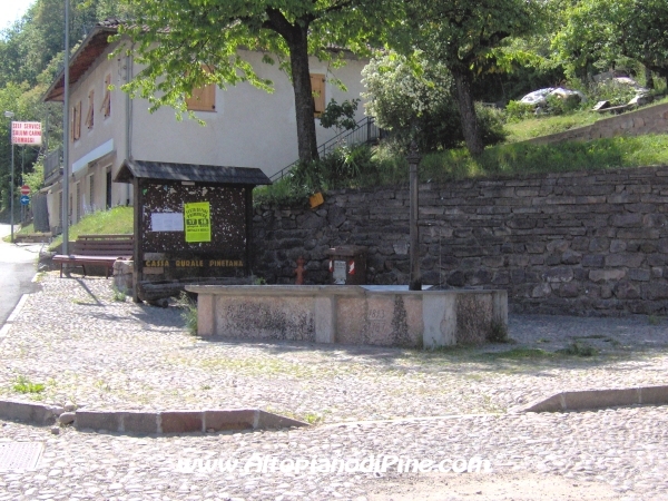 Piazza e fontana di Campolongo