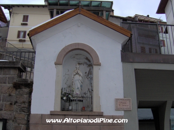 Madonnina presente nella piazza S.Lorenzo