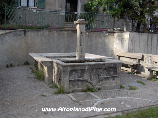 Vecchia fontana in pietra in località  Bernardi