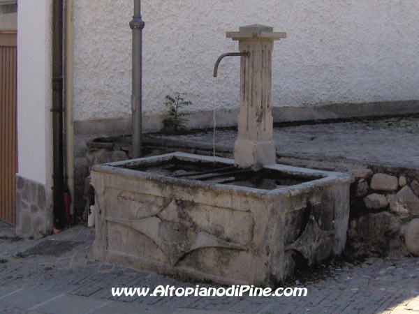 Vecchia fontana in pietra in località  Erla
