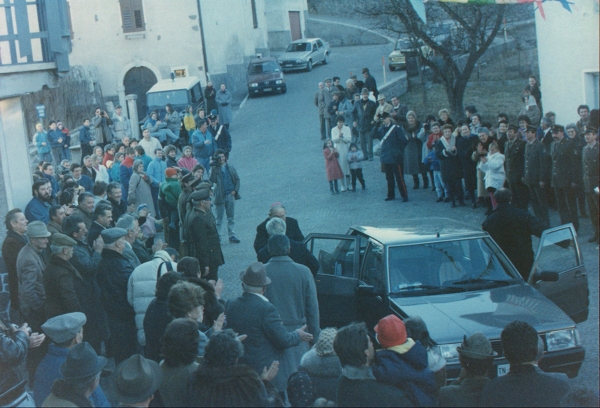 L'arrivo del Vescovo nella piazza di Tressilla - foto archivio Parrocchia S.Maria Assunta - Baselga