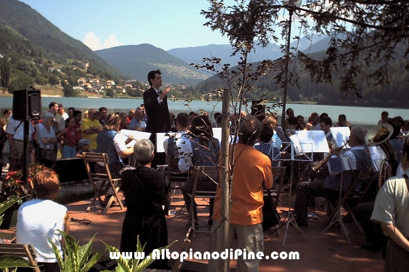 Concerto in riva al lago