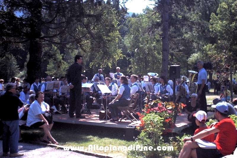 Concerto in riva al lago