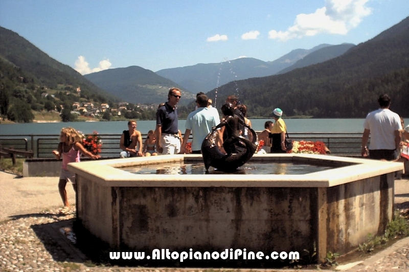 La gente che ascolta i concerti in riva al lago
