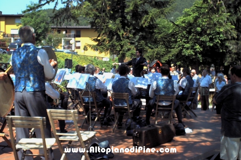 Concerto in riva al lago
