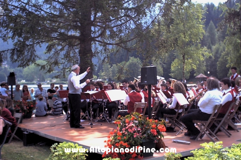 Concerto in riva al lago