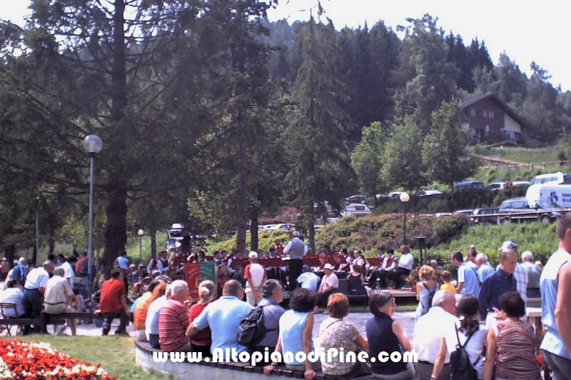 La gente che ascolta i concerti in riva al lago