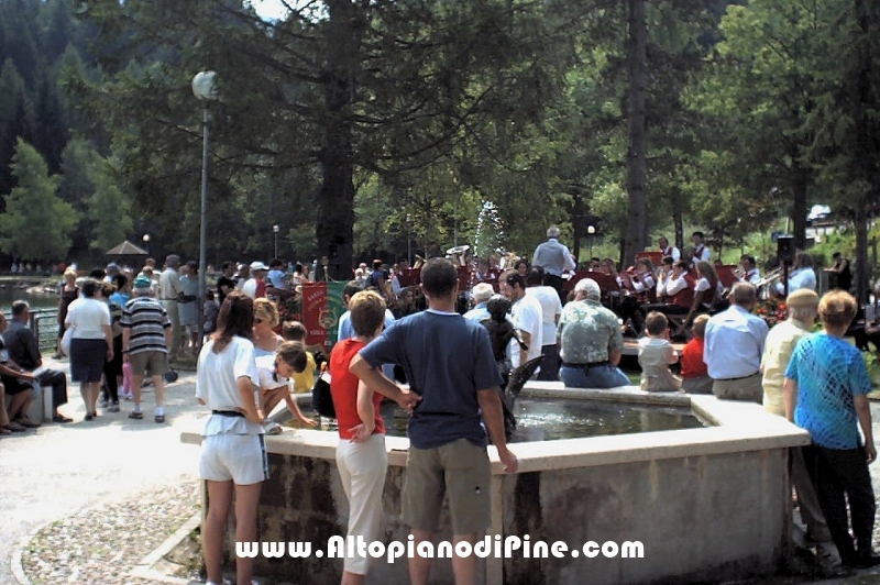 Concerto in riva al lago