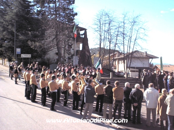 L'alzabandiera accompagnato dalla banda pinetana