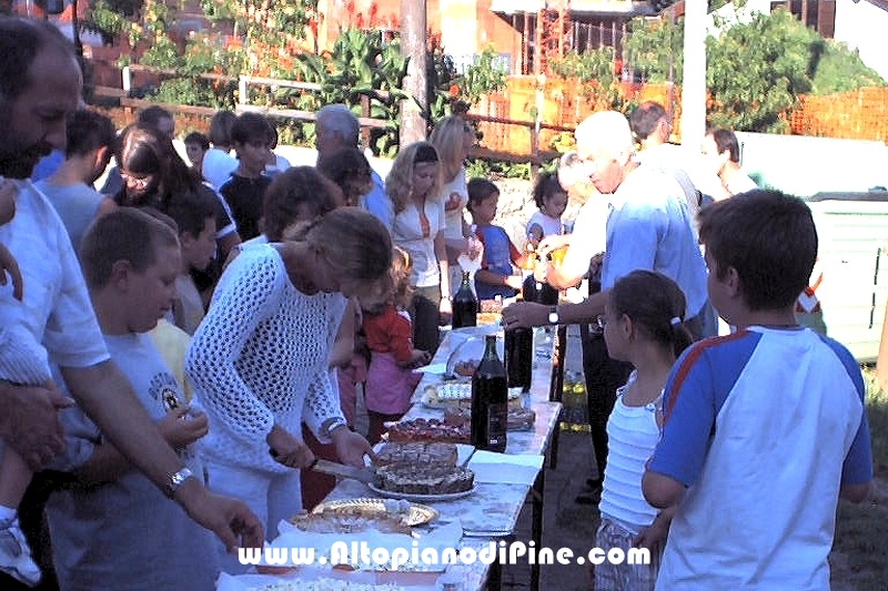 La festa nella piazzetta della chiesetta