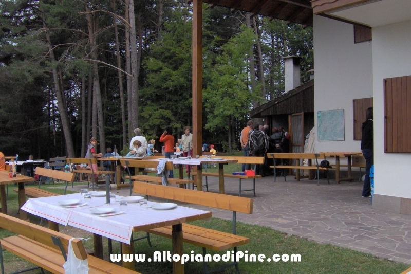 Si preparara per il pranzo alla Baita Alpina