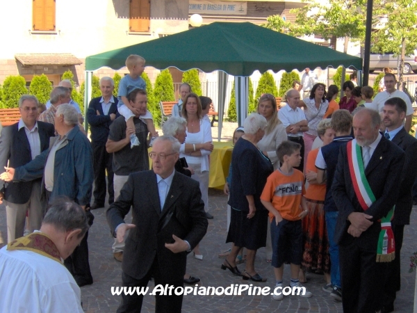La gente e le autoritá che festeggiano Don Giovanni