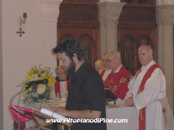 Stefano, a nome del consiglio pastorale, fa gli auguri a Don Giovanni